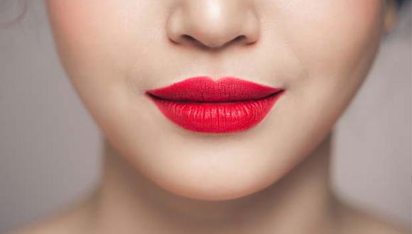 Evita humedecer tus labios con saliva, pues al ser ácida, puede agrietarlos fácilmente. (Foto: Shutterstock)