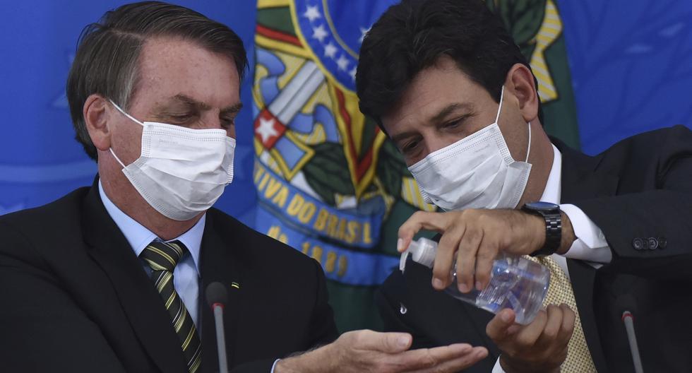 Coronavirus: Jair Bolsonaro con el entonces ministro de Salud de Brasil Luiz Henrique Mandetta en una imagen del pasado 18 de marzo. (AP Photo/Andre Borges).