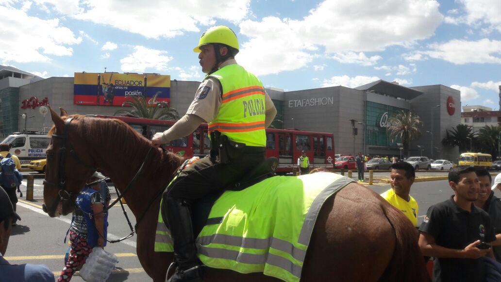 La policía ecuatoriana dando las garantías en la previa. (Foto: Arturo León/El Comercio)