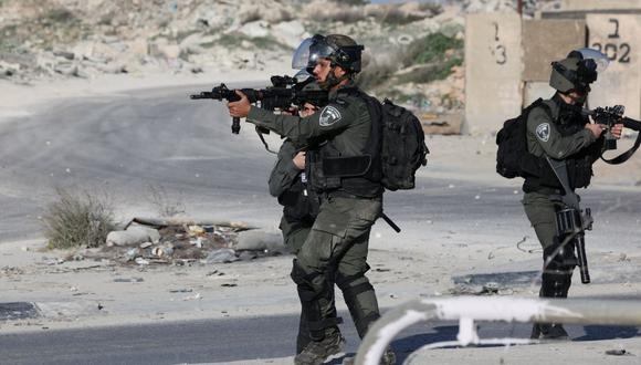 Las tropas israelíes apuntan sus armas durante los enfrentamientos con los manifestantes palestinos en la ciudad de Al-Ram, en Cisjordania, el 27 de enero de 2023. (AHMAD GHARABLI / AFP).