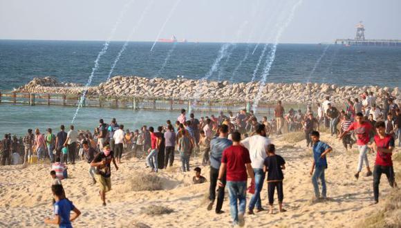 Ejército israelí lanzó gases lacrimógenos contra los manifestantes de Palestina durante una protesta que pedía el levantamiento del bloqueo israelí sobre Gaza. (Foto: AFP)