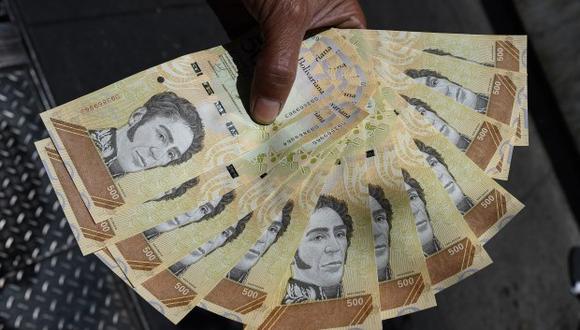 A falta de bolívares en efectivo y colapsada la banca electrónica, el dólar reinó en algunas regiones durante el apagón del pasado 7 de marzo, que paralizó Venezuela durante una semana. (Foto: AFP)