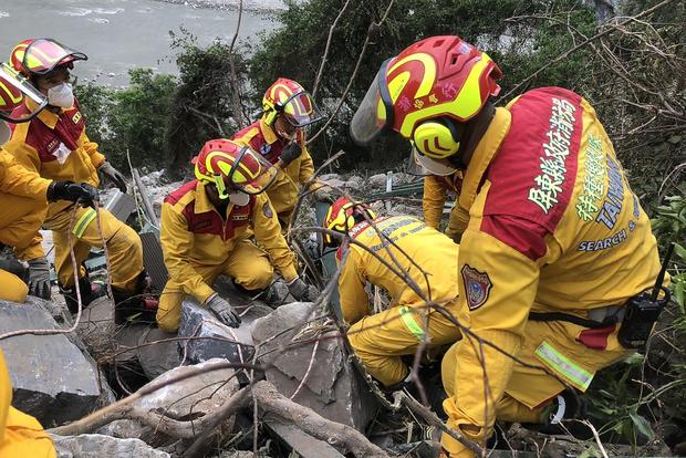 Personal de búsqueda y rescate trabajando en la ladera de una montaña durante la búsqueda del cuerpo de un excursionista en Hualien, Taiwán. (AFP).