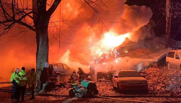 Tres investigadores estatales de incendios se apersonaron al lugar para determinar la causa del fuego en Indiana. | Foto: AP