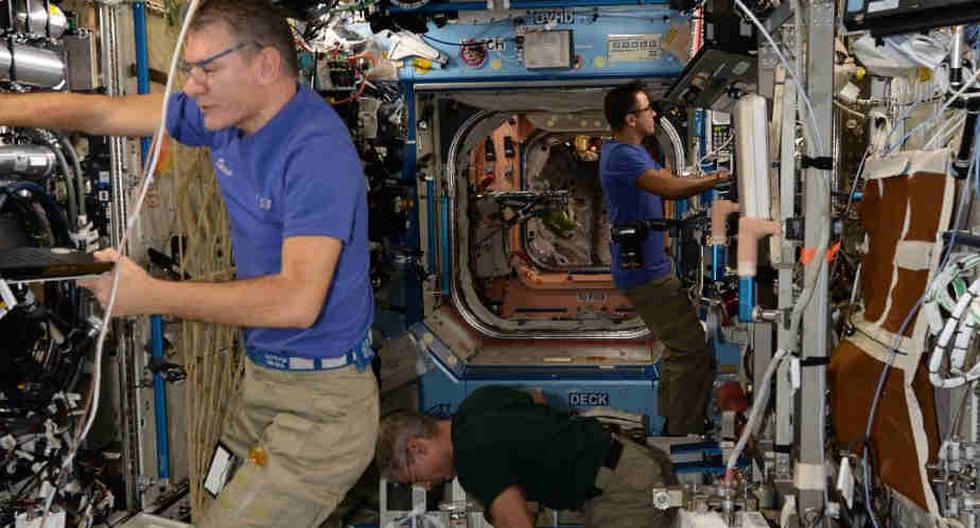 NASA | Astronautas trabajando en la Estación Espacial Internacional. (Foto: astrokomrade/Instagram)