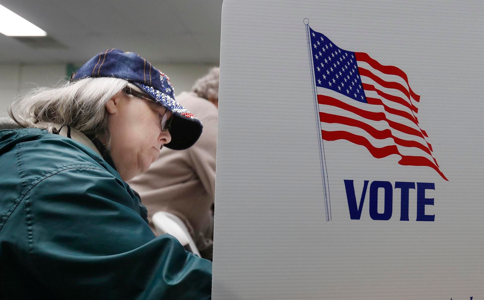 Jamie Taylor, from Freedom, Ohio, casts his ballot during the midterm elections in the United States on November 8, 2022. (EFE/EPA/DAVID MAXWELL).