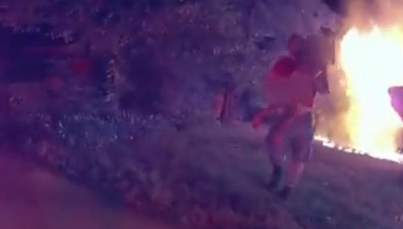 La cámara corporal de uno de los agentes de policía que llegaron al incendio captó el momento en el que Nicholas Bostic sale de entre las llamas con la menor de edad en brazos.