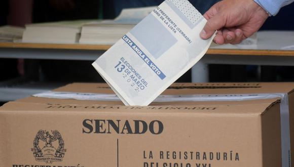 El precandidato presidencial por la Coalición Pacto Histórico, Gustavo Petro, emite su voto durante las elecciones parlamentarias en Colombia el 13 de marzo de 2022. (RAUL ARBOLEDA / AFP).