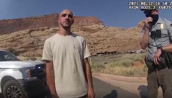 En esta imagen de la policía del 12 de agosto de 2021, Brian Laundrie habla con los agentes que respondieron a un altercado con su novia Gabby Petito. (HANDOUT / MOAB CITY POLICE DEPARTMENT / AFP).