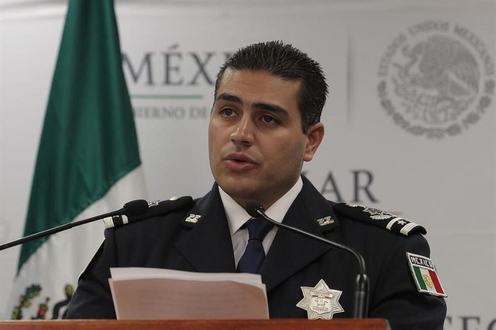 Fotografía fechada el 13 de septiembre de 2016, que muestra al entonces comisario general Omar Hamid García Harfuch, jefe de la División de Investigación de la Policía Federal, mientras ofrece declaraciones a medios de comunicación, en Ciudad de México. (EFE/Alex Cruz).