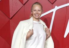 Pamela Anderson acudió sin maquillaje a la alfombra roja de los British Fashion Awards