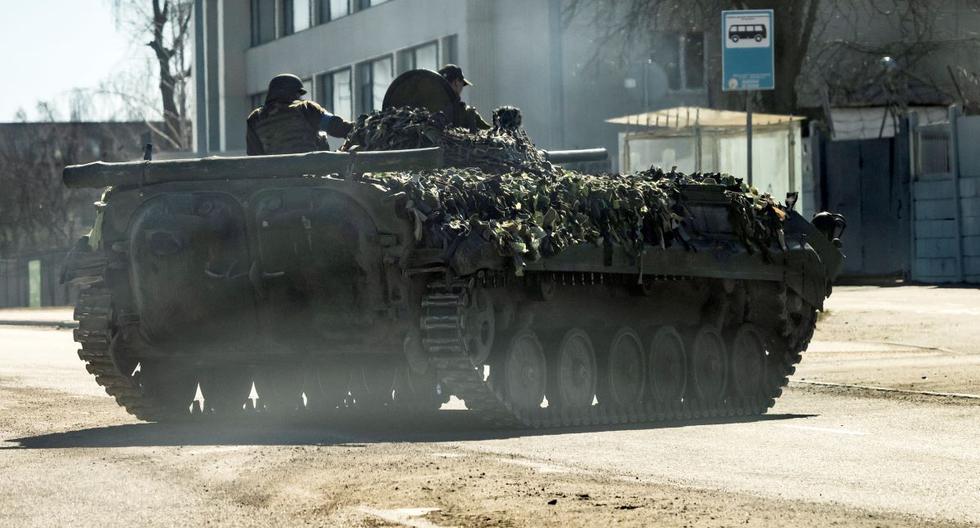 Un tanque militar de Ucrania se desplaza por una carretera de Kiev el 22 de marzo de 2022. (FADEL SENNA / AFP).