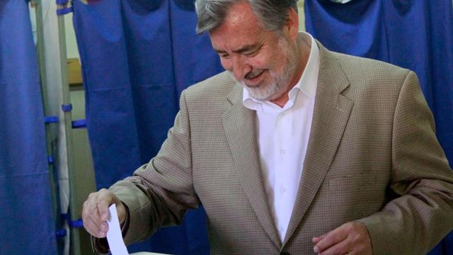 El candidato presidencial Alejandro Guillier votando. (Foto: AFP)