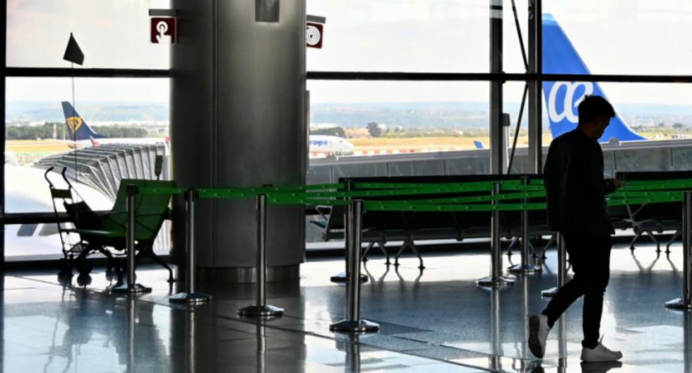 Italia y España son los países de Europa más afectados por la pandemia del coronavirus. La imagen muestra el aeropuerto Adolfo Suárez Madrid-Barajas en Barajas el 14 de marzo de 2020. (AFP).