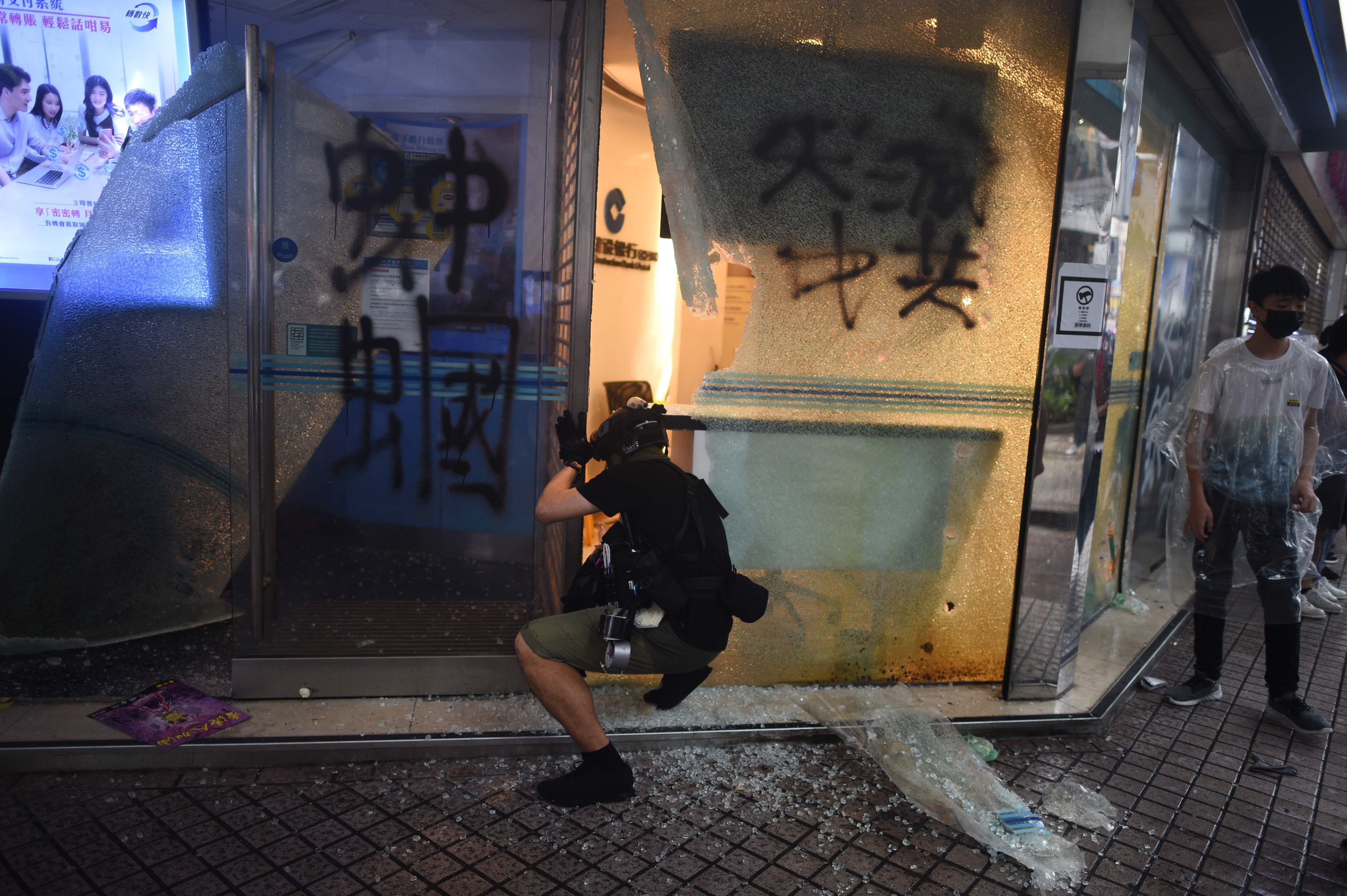 Un banco chino es vandalizado por los manifestantes. (AFP / Mohd RASFAN).