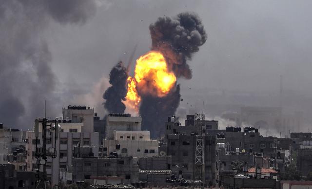 Israel bombardea Gaza tras el lanzamiento de de casi 100 cohetes sobre su territorio. (EFE).