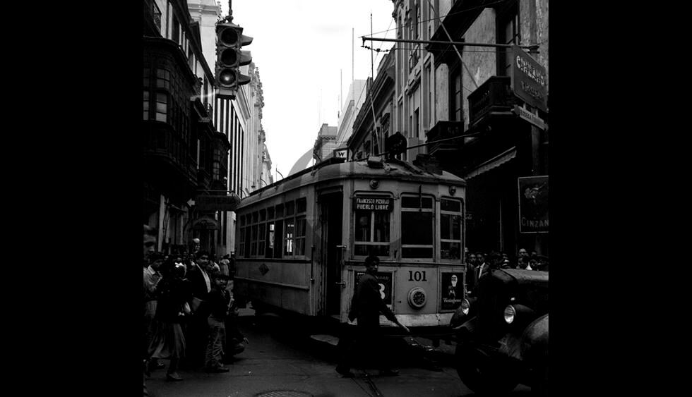 Lima, 17 de octubre de 1955. Un tranvía recorre las calles del centro de Lima. (Foto: Archivo Histórico de El Comercio).