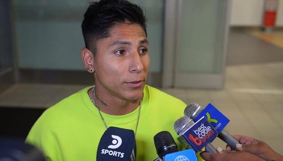 Raúl Ruidíaz dialogando con la prensa en los interiores del aeropuerto internacional Jorge Chávez. (Foto: Difusión)