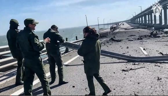 Investigadores del Comité de Investigación de Rusia trabajan en el puente de Kerch, que une Crimea con Rusia, que resultó gravemente dañado tras la explosión de un camión.  (Foto: RUSSIAN INVESTIGATIVE COMMITEE / AFP)