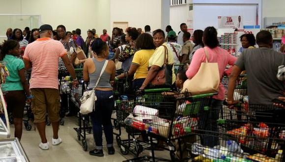 Jamaica: Ciudadanos acuden a los supermercados para hacer compras de &uacute;ltima hora en espera de la llegada del hurac&aacute;n Matthew. (REUTERS)