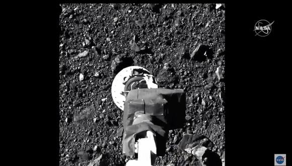 Un video muestra el momento en que el brazo robótico de la sonda Osiris-Rex toca el asteroide Bennu. (Foto: Handout / NASA TV / AFP)