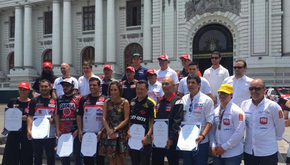 El Congreso de la República realizó homenaje a pilotos peruanos que compitieron en el Dakar 2019. (Foto: Facebook Alexis Hernández)