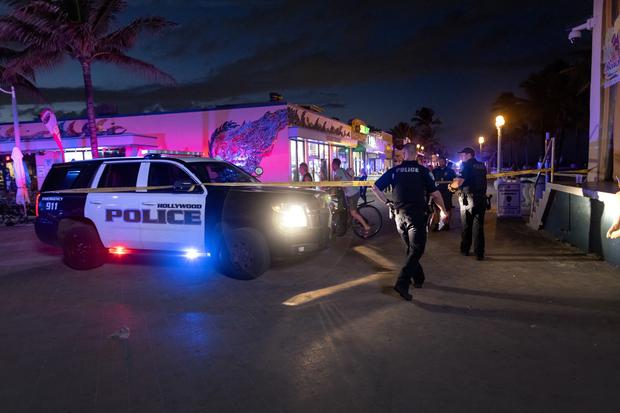 Policías cierran el área donde estallaron los disparos a lo largo de un paseo marítimo en Hollywood, Florida, Estados Unidos, el 29 de mayo de 2023. (Foto de EFE/EPA/CRISTOBAL HERRERA-ULASHKEVICH)