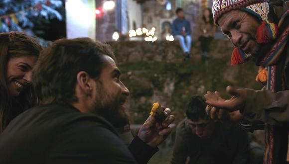 Stephanie Cayo, Maxi Iglesias y Amiel Cayo en escena de preparación de huatia en "Hasta que nos volvamos a encontrar". (Foto: Netflix)