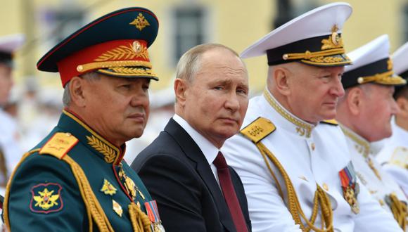 El presidente de Rusia, Vladimir Putin (centro); el ministro de Defensa ruso Sergei Shoigu (izquierda) y el comandante en jefe de la Armada rusa, el almirante Nikolai Yevmenov (derecha) asisten al desfile del Día de la Armada en San Petersburgo el 25 de julio de 2021. (Alexey NIKOLSKY / SPUTNIK / AFP).