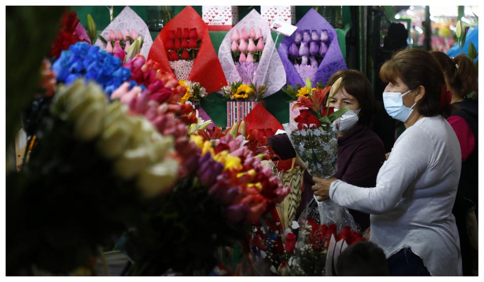 Las restricciones interpuestas a las visitas a los cementerios por el Día de Todos los Santos, este 1 de noviembre, se vieron reflejadas en la baja afluencia de personas que fueron a comprar flores en el Rímac | Foto: Eduardo Cavero / @photo.gec