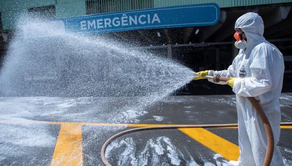 Miembros del ejército brasileño limpian en hospitales públicos este martes, en Brasilia como medida contra el coronavirus. (Foto: EFE / Joédson Alves).