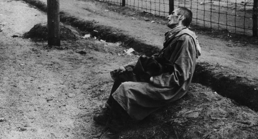 Campo de concentraci&oacute;n Bergen-Belsen. Este hombre est&aacute; demasiado d&eacute;bil para caminar. (Foto: Getty Images)