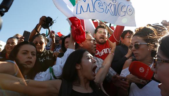 Los molestos residentes de Tijuana agitaron banderas, cantaron el himno nacional mexicano y gritaron contra la caravana de migrantes. (Reuters)