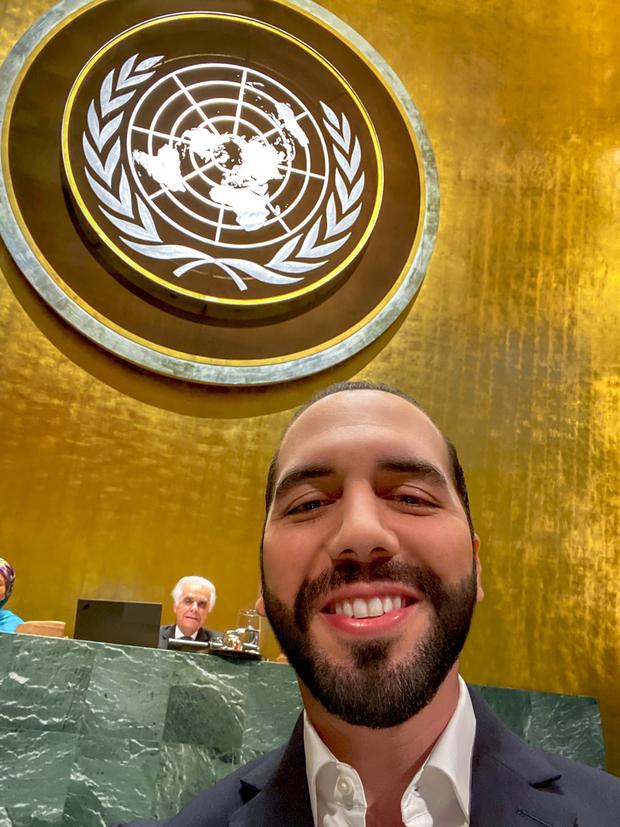 Nayib Bukele se toma una selfie antes de hablar durante el 74º período de sesiones de la Asamblea General en la Sede de la ONU en Nueva York el 26 de septiembre de 2019. (AFP).