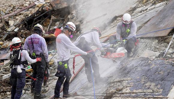 Después de una breve parada para demoler los escombros en pie, el personal de búsqueda y rescate continúa trabajando bajo la lluvia en la pila de escombros del condominio Champlain Towers South en Surfside, Miami. REUTERS