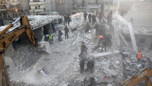 Imagen del derrumbe de un edificio residencial en Alepo, Siria, el 22 de enero de 2023. (Foto de AP)