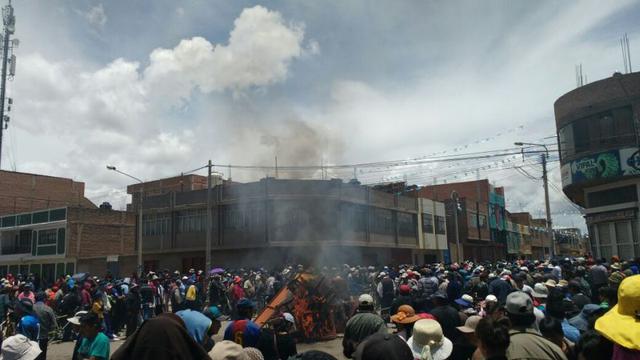 Moradores de Puno quemaron centros nocturnos durante protesta - 4