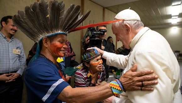 El Papa Francisco se reúne con la comunidad indígena de la Amazonía en el Vaticano. (Reuters).