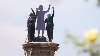 Feministas rebautizan la glorieta de Colón de Ciudad de México como glorieta de Las Mujeres que Luchan