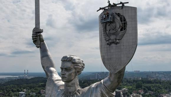 Ucrania quita el martillo y la hoz de la estatua gigante de Kiev.  (Foto: Captura de The Wall Street Journal)