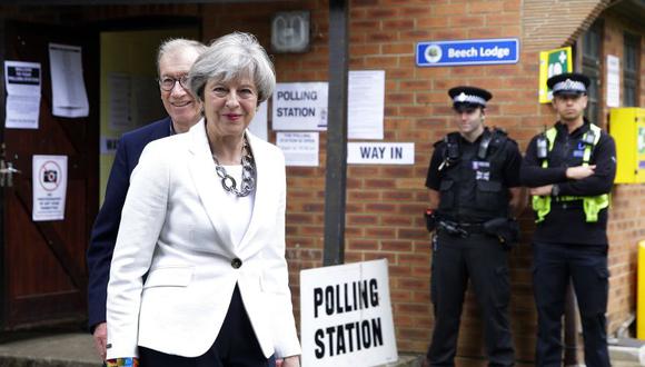 Theresa May se retira de un centro de votación en Maidenhead, Inglaterra. (AP).