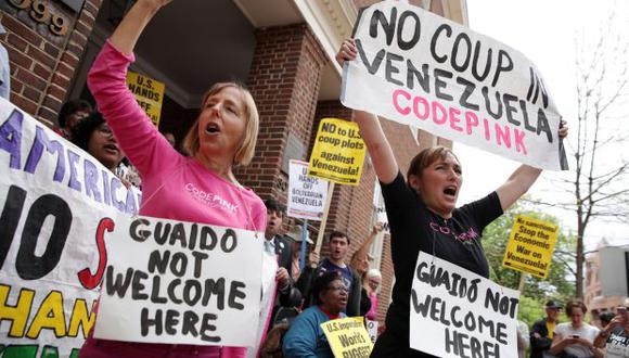 Medea Benjamin y Ariel Gold de CodePink gritan consignas fuera de la Embajada de Venezuela luego de haber sido ocupada por activistas en abril pasado. (Foto: AFP)