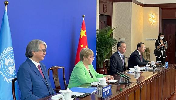 La jefa de derechos humanos de la ONU, Michelle Bachelet (segunda a la izquierda), Christian Salazar (L), Wang Yi (C), y Mao Zhaoxu, en una reunión virtual con el Presidente de China, Xi Jinping, en Guangzhou. (Foto de Handout/OHCHR/AFP)
