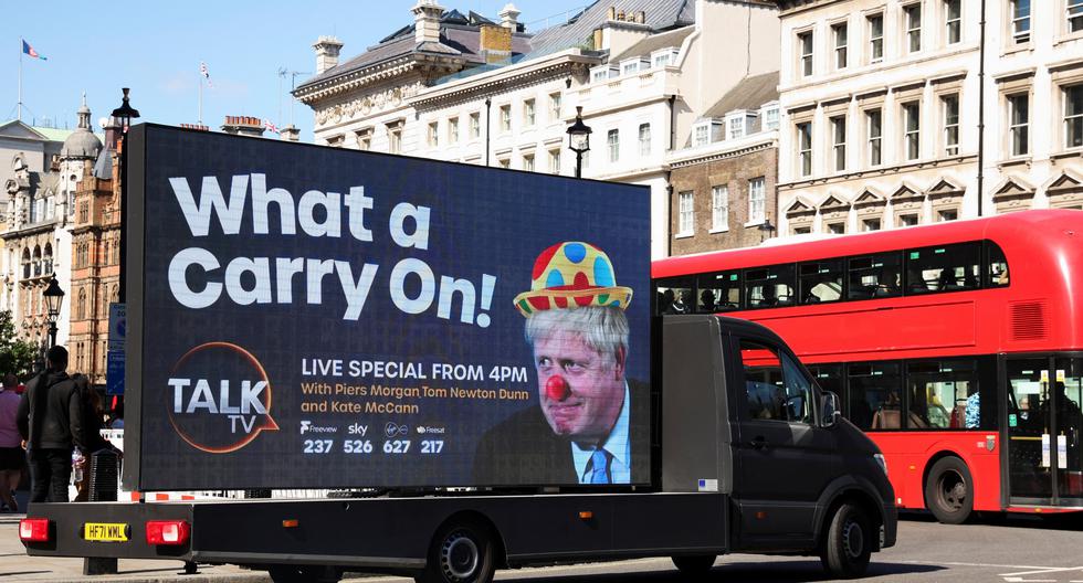 Publicidad que se burla del primer ministro inglés, Boris Johnson. REUTERS