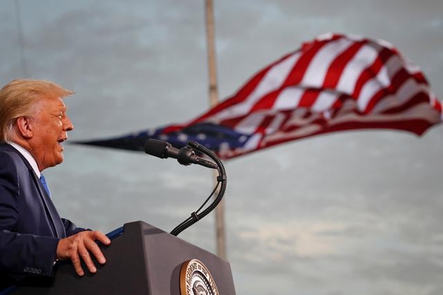 El presidente de Estados Unidos, Donald Trump, habla durante un mitin de campaña en el aeropuerto Cecil en Jacksonville, Florida. (Foto: Tom Brenner / REUTERS)