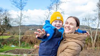 Tras huir de Ucrania, un niño de 5 años espera curar su leucemia en Irlanda 