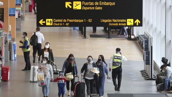 “A partir del día de mañana (lunes), se suspenden los vuelos de Colombia hacia el Reino Unido o del Reino Unido hacia Colombia”, dijo Iván Duque en una declaración. (Foto: Archivo/ AP/Martin Mejia)