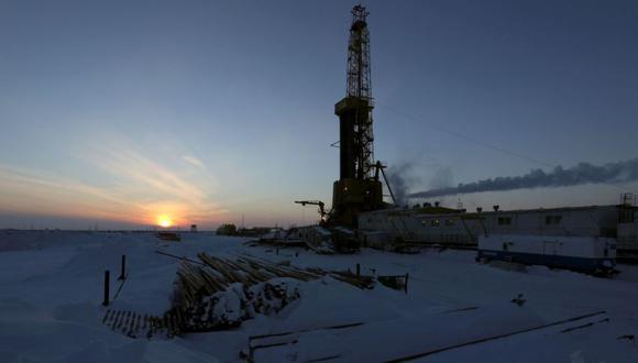 Una vista muestra una torre de perforación de petróleo en el campo petrolero Vankorskoye propiedad de la compañía Rosneft al norte de la ciudad siberiana rusa de Krasnoyarsk. (Foto: REUTERS/Sergei Karpukhin/archivo).