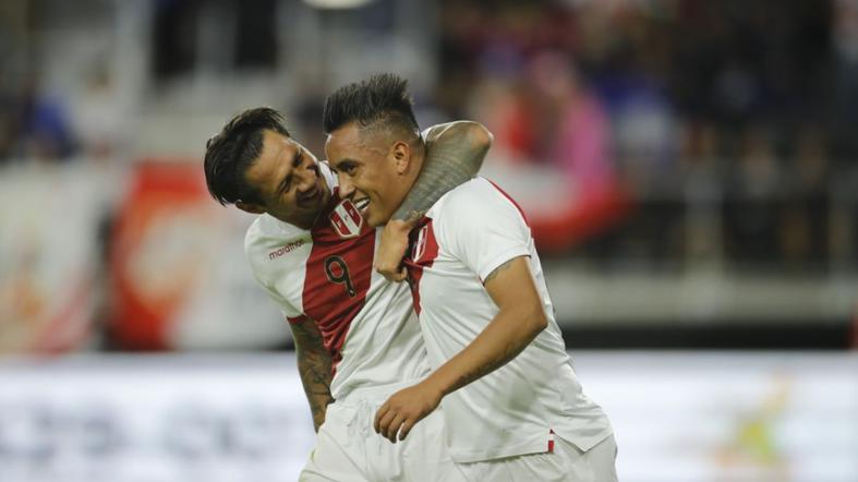 La primera alegría de la Era Reynoso: Perú goleó 4-1 a El Salvador con goles de Lapadula, Cueva y Reyna