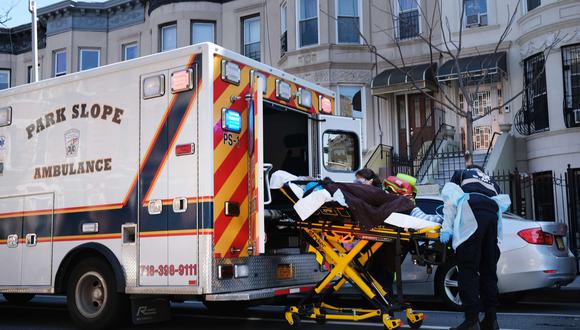 Coronavirus en New York | Ultimas noticias | Último minuto: reporte de infectados y muertos domingo 12 de abril del 2020 | Covid-19 | Enfermeros llevan a una paciente de coronavirus en Brooklyn. (Foto: Spencer Platt/Getty Images/AFP).
